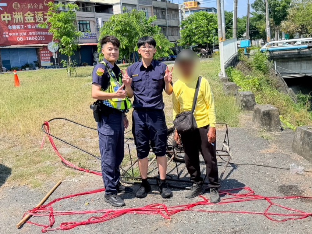 推車滑落溪裡「消暑」？潮警三帥合力救援助脫困
