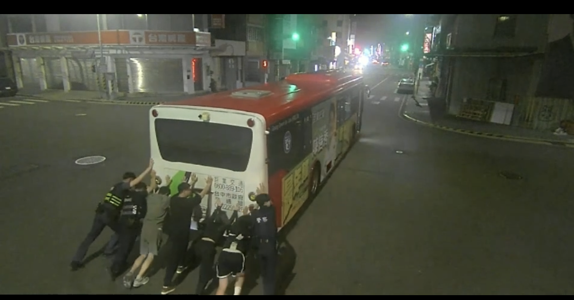 電動公車半路沒電卡路中 警民深夜合力「推公車接力」化解險象