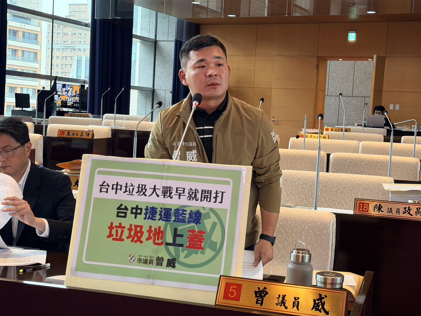 「七線齊發」掩不住垃圾亂象　曾威議會開砲
