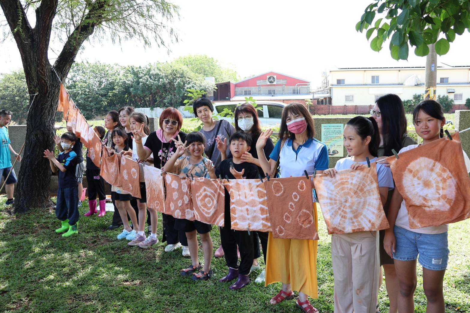東山國小「枕愛泥」 大地紅染謝母恩