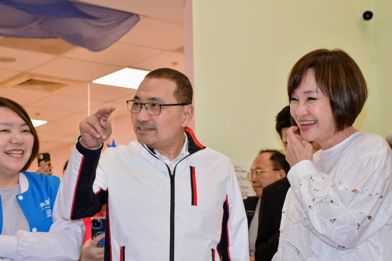 柯志恩攜高雄團隊北上取經育兒政策，侯友宜力挺「敢扛責任的未來市長」
