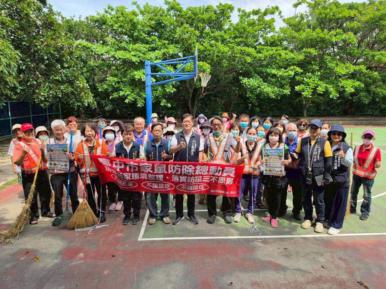 梧棲區響應臺中市政府「NO鼠行動」區長偕環保志工環境整理　攜手打造清淨宜居家園