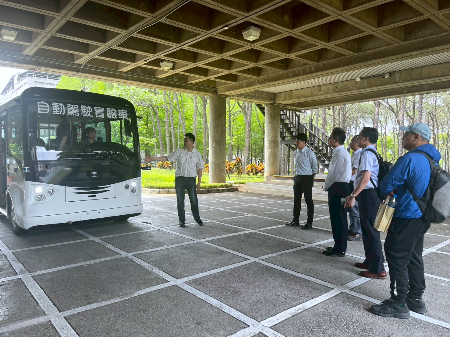 台中自駕巴士第三季上路 交通局長試乘為100%台灣自主研發按讚