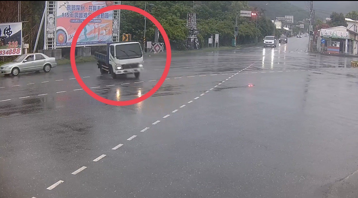 小貨車雨天打滑險釀禍 吉安警呼籲雨天應減速慢行