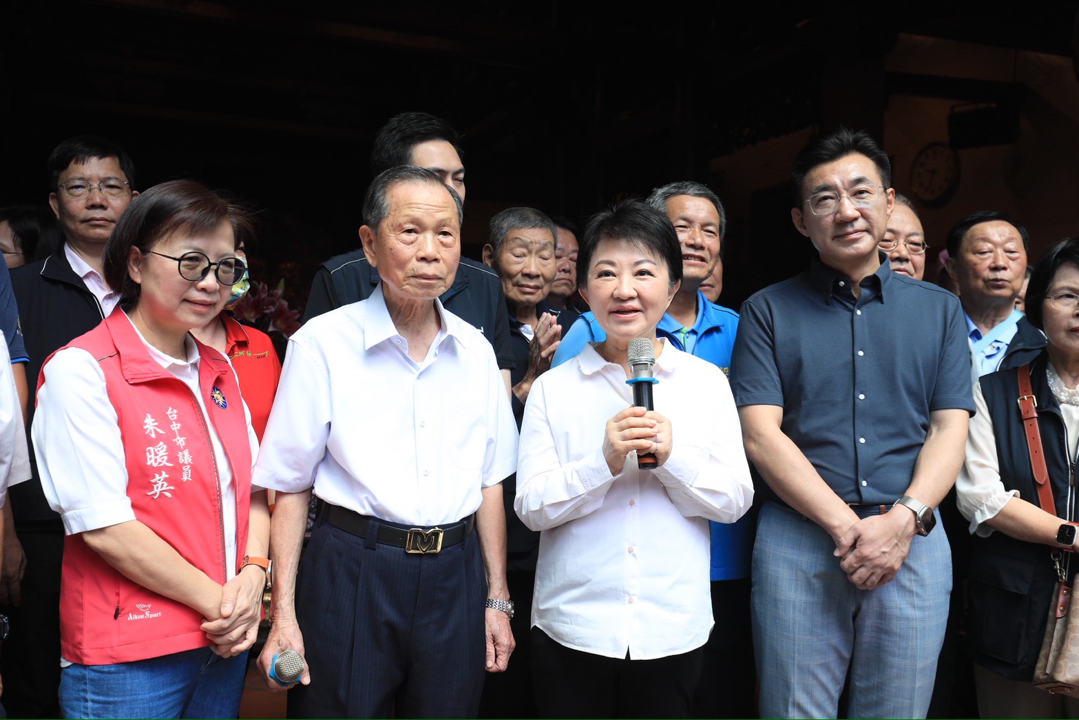 萬和宮贈匾驚見「女總統」勸進!盧秀燕抿嘴微笑,太極身段盡顯2028實力